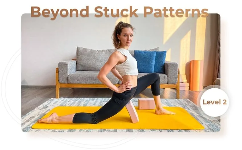 Hanna performing a hip-flexor stretch in a lunge position on a yoga mat, titled 'Beyond Stuck Patterns - Level 2', demonstrating flexibility training with a yoga block support.