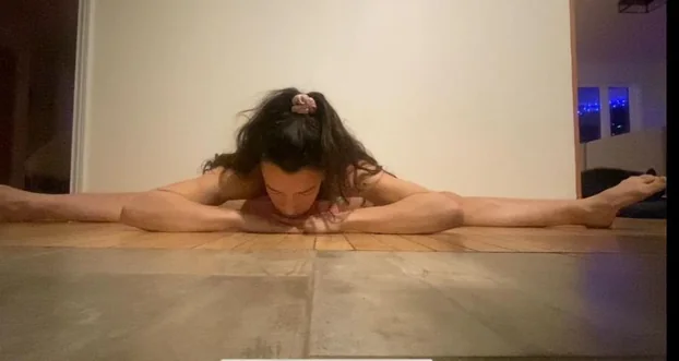 Marie-Jeanne in a pancake stretch